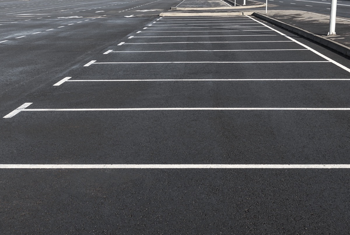 Professionelle Parkplatzmarkierungen von DSO Osmoni auf einem Gewerbeparkplatz